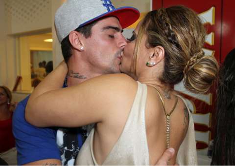 Viviane Araújo beija muito no último ensaio do ano da Salgueiro