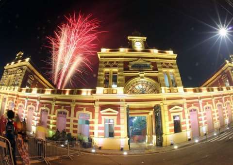 Lixo contrasta com a beleza do Mercado Municipal