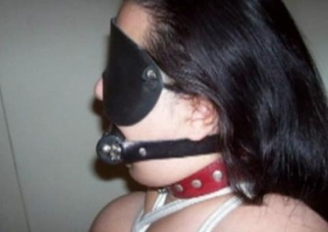 Fotos de professora acusada de sadomasoquismo e pedofilia são divulgadas