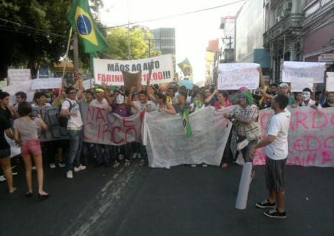 Quase 100 mil pessoas lotam principais avenidas do Centro gritando palavras de Ordem