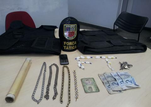 Homem é preso com drogas e coletes no Japiim