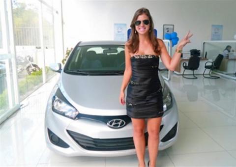 Bonita e sedutora, estudante de direito furta carro de test-drive