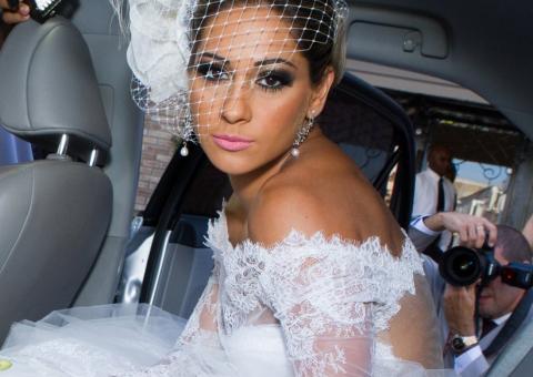 Ex-BBB Mayra Cardi faz casamento surpresa para noivo