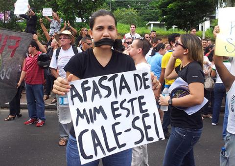 Protesto reúne 300 professores em frente ao Palácio do governo
