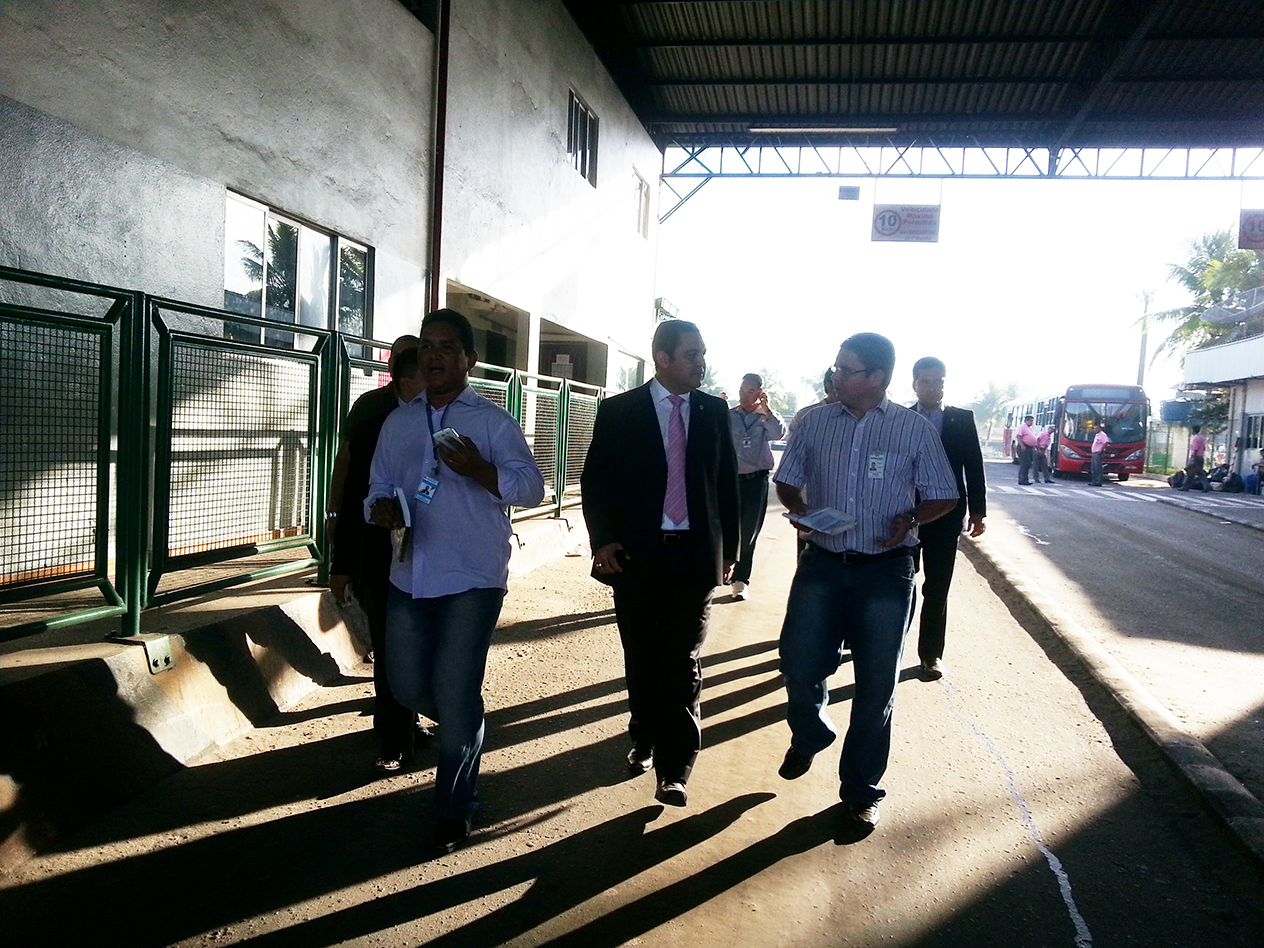 Motoristas não cumprem decisão judicial e população sofre nas paradas lotadas