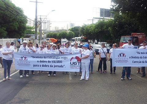Dentistas vão às ruas reivindicar melhorias em Manaus