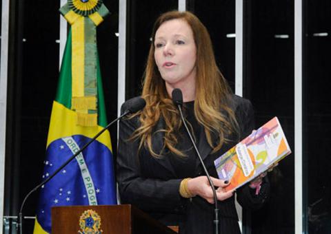 Vanessa Grazziotin registra estudo da legislação brasileira 