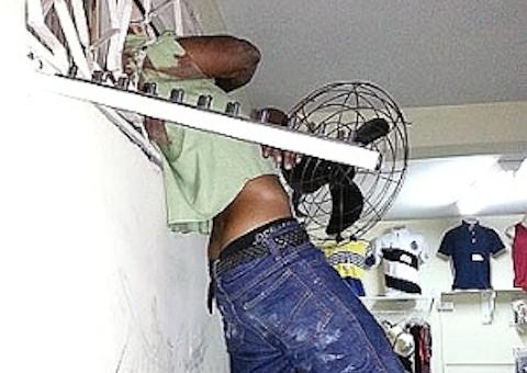 Homem fica preso em janela ao tentar invadir loja em Minas Gerais