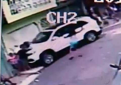 Vídeo mostra mulher bêbada atropelando crianças