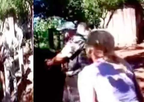 VÍDEO: Policiais perdem a paciência, agridem mulher e atiram em cachorros