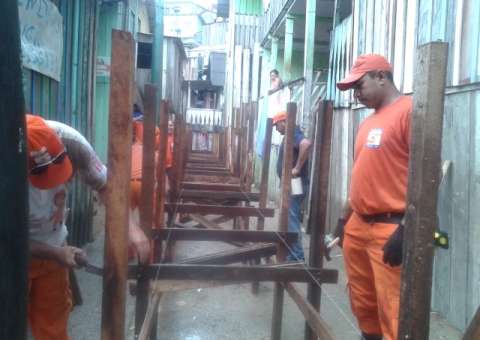 Defesa Civil constroi ponte no Educandos