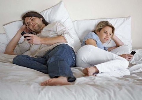 Pesquisa mostra que pessoas preferem ficar sem sexo do que celular