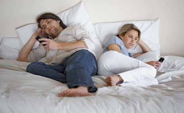 Pesquisa mostra que pessoas preferem ficar sem sexo do que celular