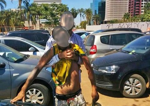 Publicitário adere moda e tira foto com ladrão de seu carro