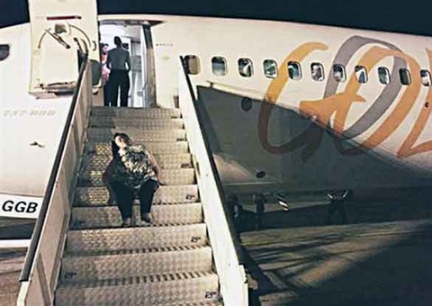 HUMILHANTE: Cadeirante precisa se arrastar para embarcar em avião