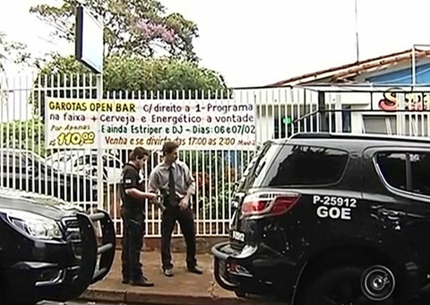 Casal divulga festa com orgias, polícia pega o panfleto e prende todo mundo