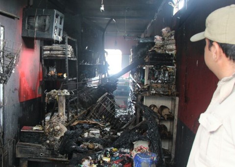 Sobrecarga na energia elétrica causa incêndio em mercadinho de Manaus