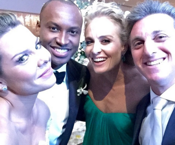 Internautas 'zoam' foto de Fernanda Souza com imagem "Jesus no pescoço"