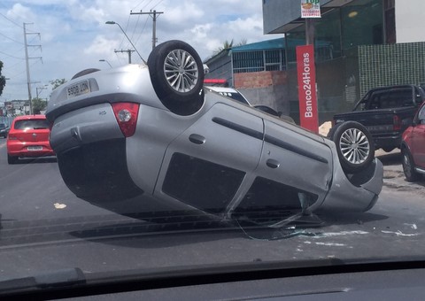Imprudência no trânsito deixa mais um carro capotado no Distrito