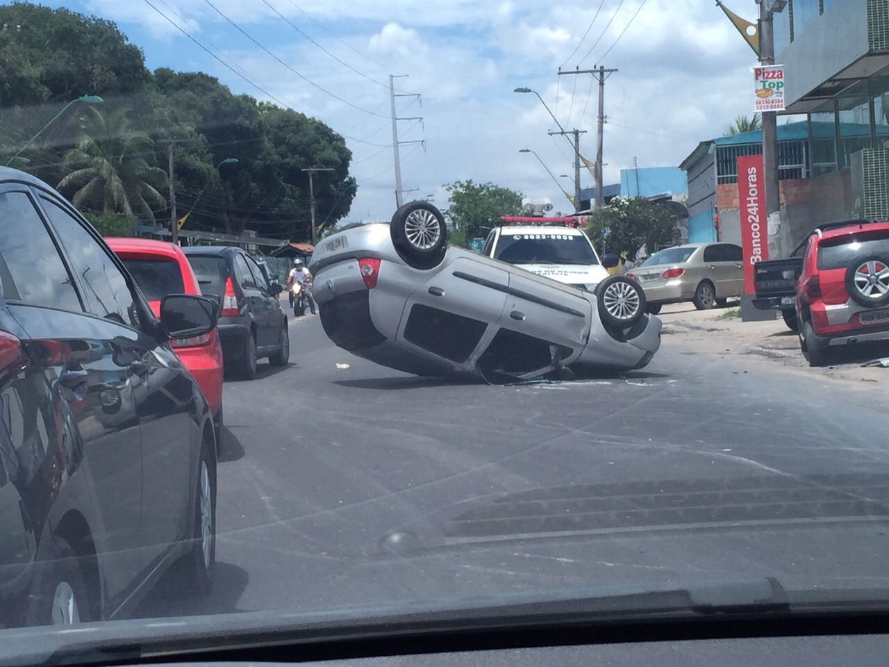 Imprudência no trânsito deixa mais um carro capotado no Distrito