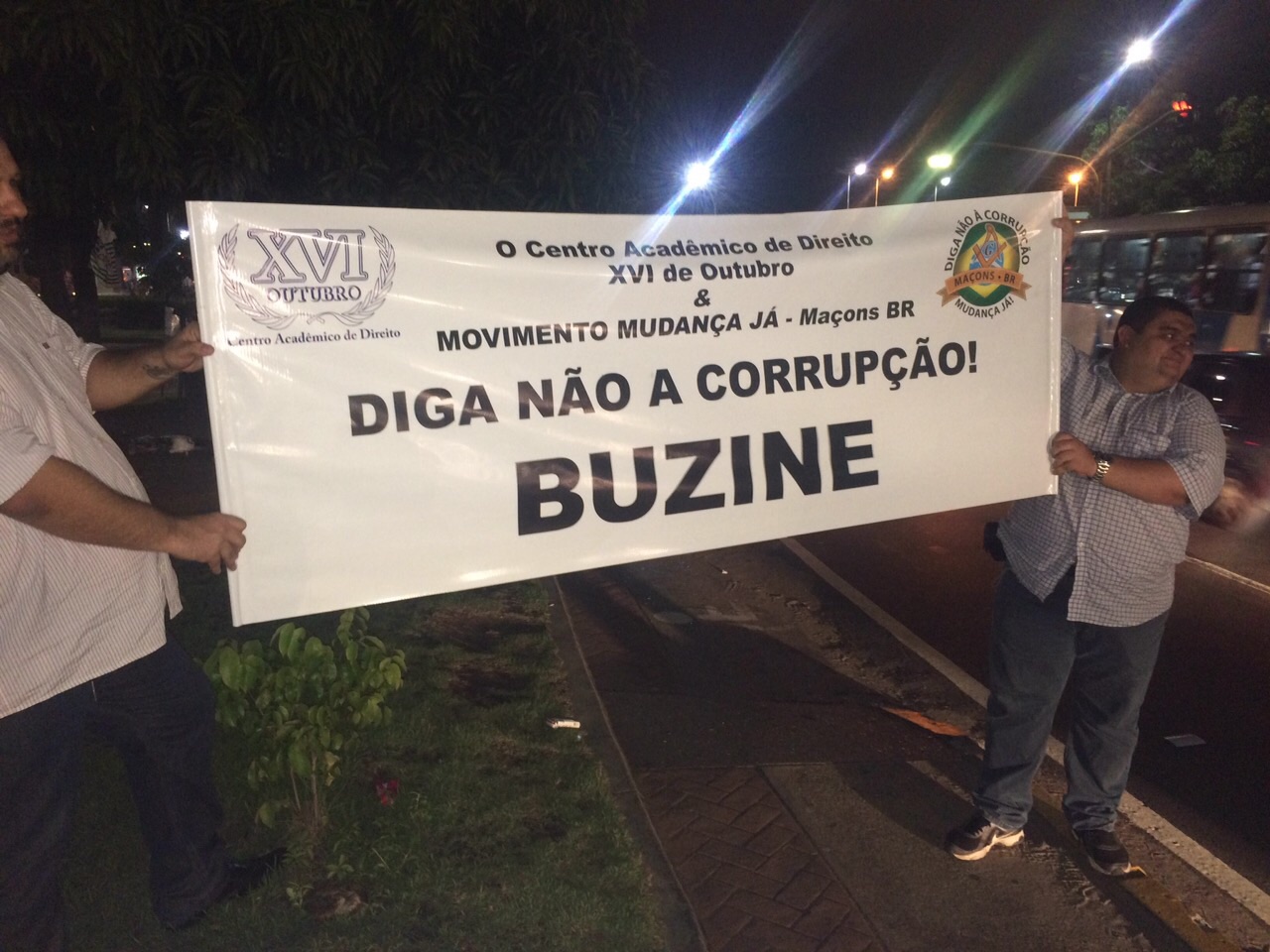  Manifestantes promovem "buzinaço" em Manaus contra corrupção