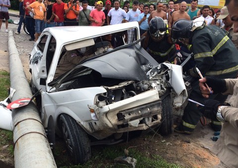 Colisão entre veículos deixa duas pessoas feridas na avenida Torquato Tapajós