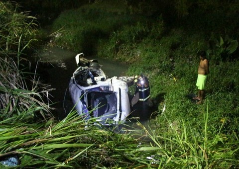 Táxi é arrastado para barranco após ser atingido por carro de luxo em Manaus