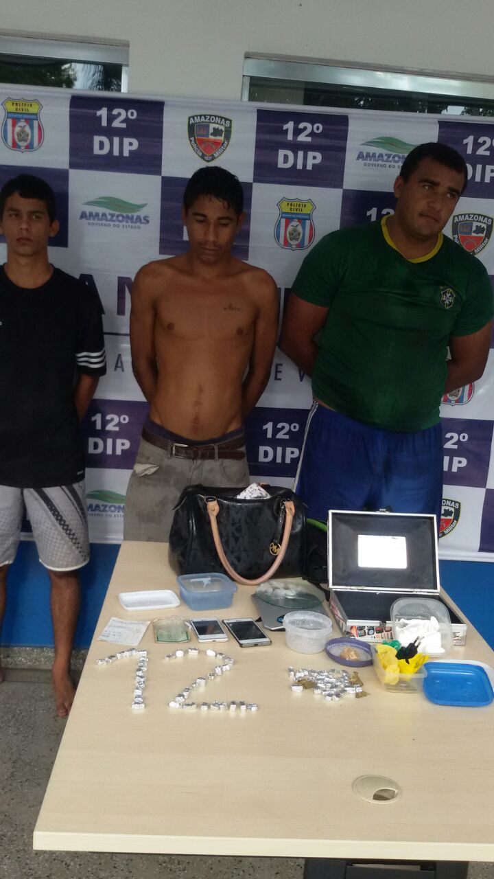 Vizinhança denuncia e trio é preso embalando cocaína em casa abandonada