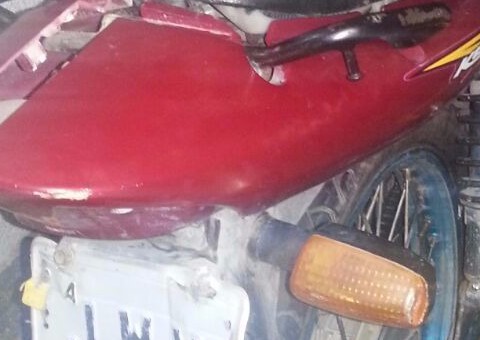 Mulher rouba moto e polícia descobre que vítima era assassino foragido