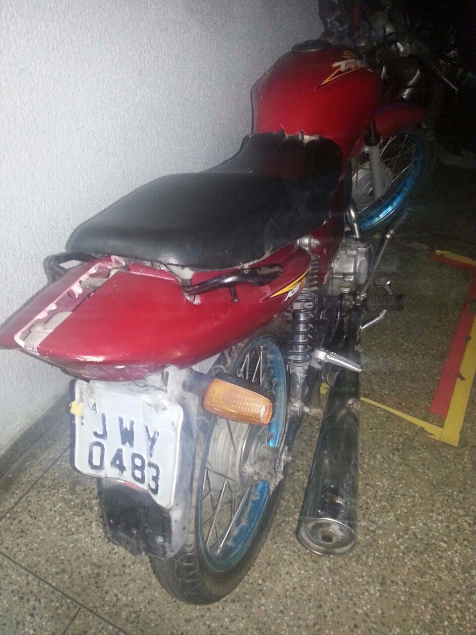 Mulher rouba moto e polícia descobre que vítima era assassino foragido