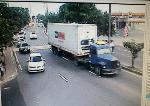 MANAUS: Container com carregamento de frango é roubado em plena luz do dia na Cachoeirinha