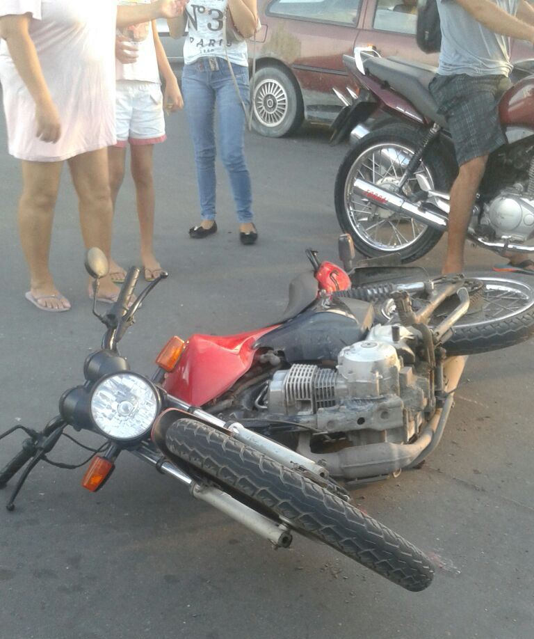 Acidente de moto deixa jovem moça ferida na Avenida Itaúba