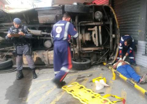 Homem é lançado após microônibus capotar em colisão com viatura do Ronda
