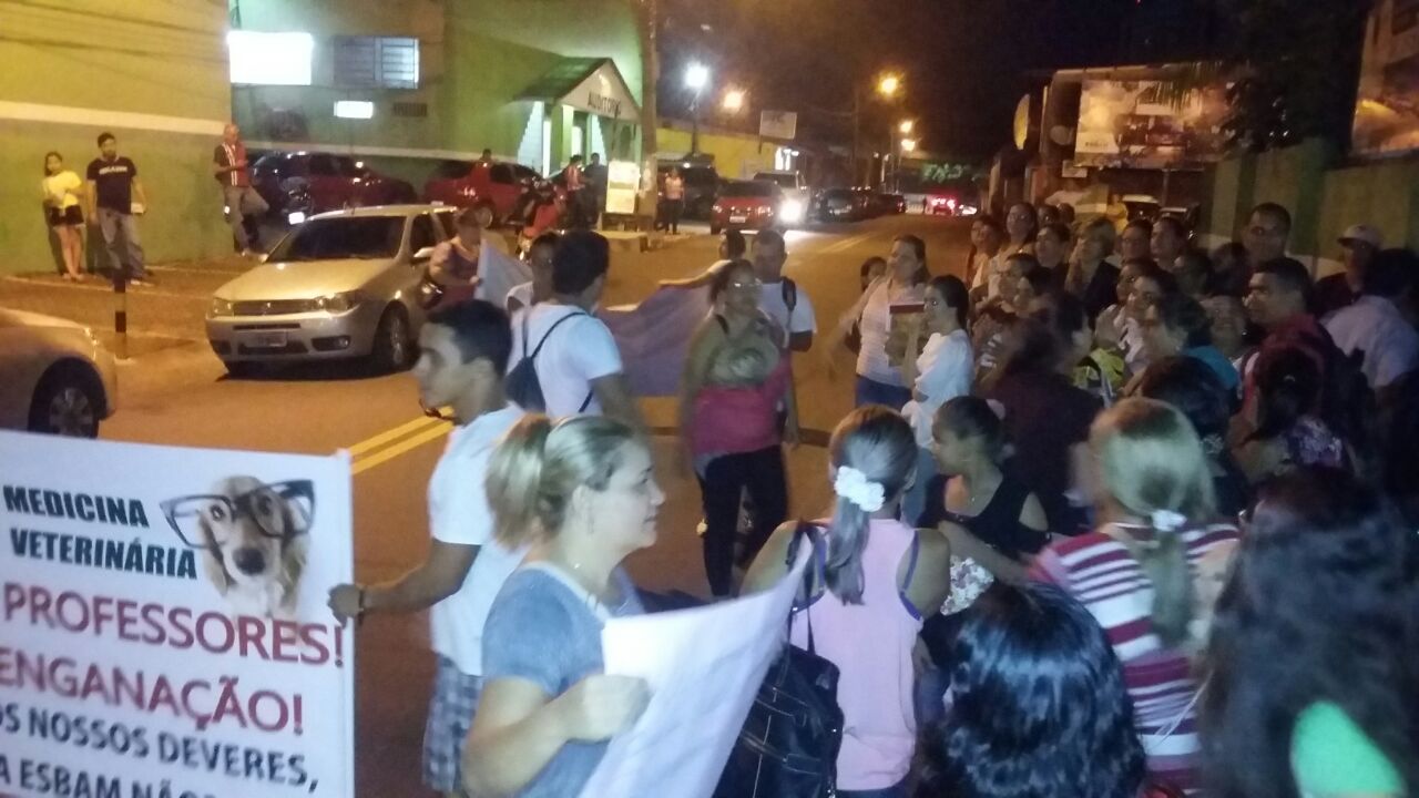 Alunos da Esbam fazem manifestação em frente à faculdade