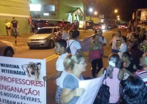 Alunos da Esbam fazem manifestação em frente à faculdade