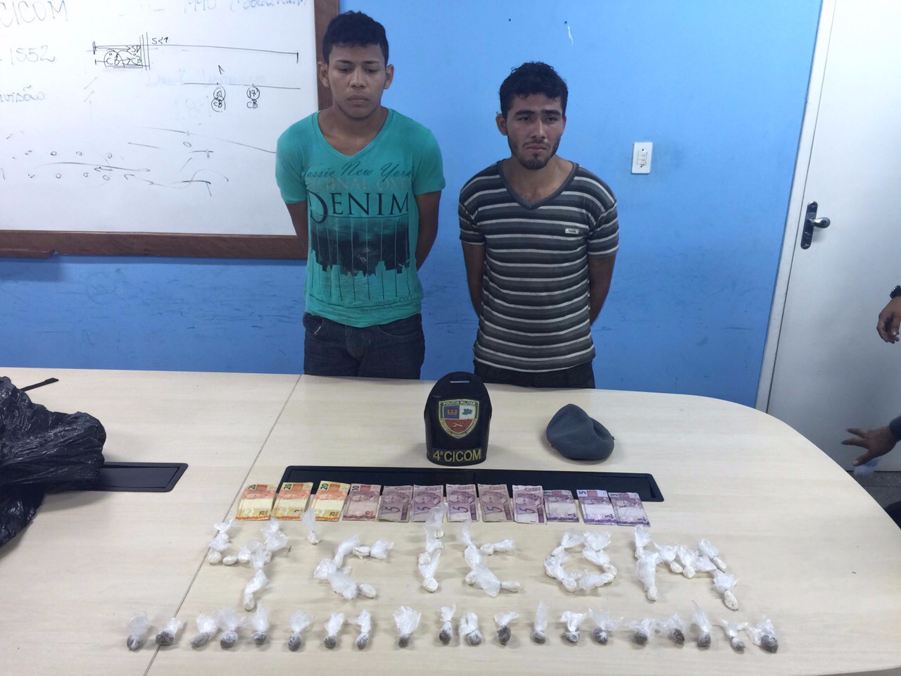 Novinhos do tráfico são detidos durante 'passeio' em rua do São José