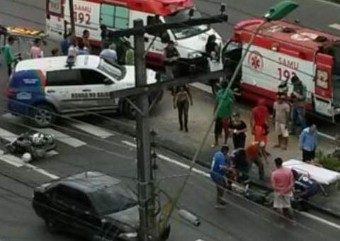 Duas motos colidem na Avenida Grande Circular neste domingo; SAMU leva feridos