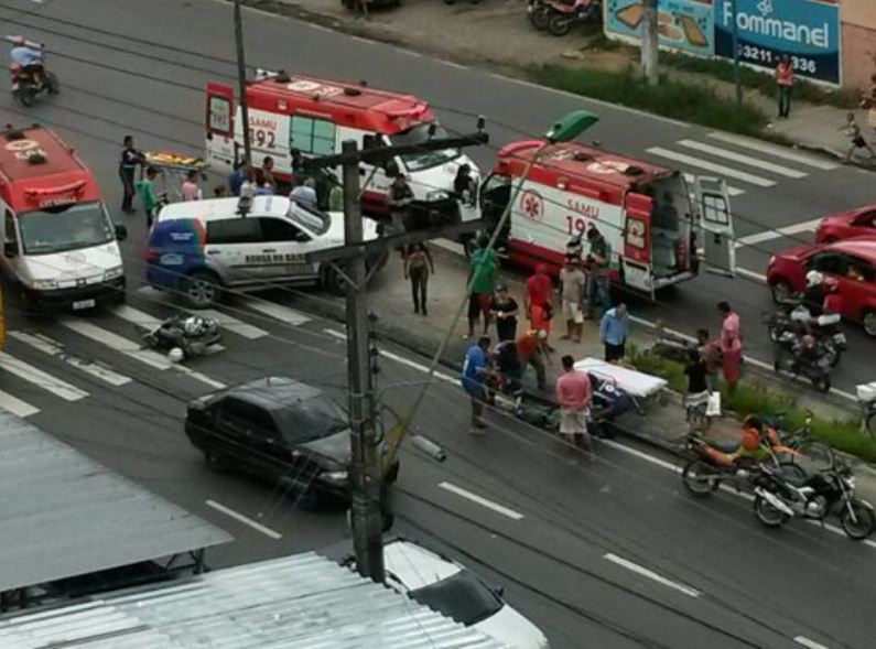 Duas motos colidem na Avenida Grande Circular neste domingo; SAMU leva feridos