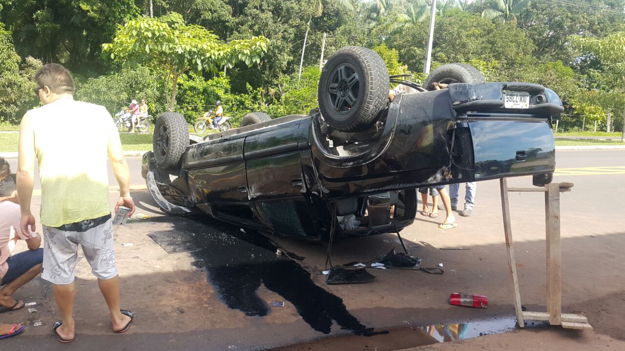  Pick-up capota e fica destruída em acidente na estrada de Novo Airão