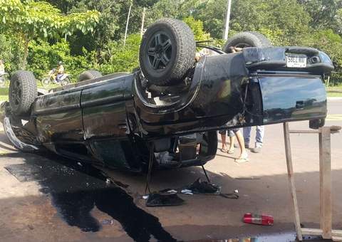  Pick-up capota e fica destruída em acidente na estrada de Novo Airão