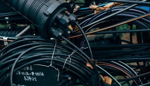 Cabos de fibra óptica submersos devem ampliar a conexão de alta velocidade em comunidades isoladas da Amazônia (imagem ilustrativa)