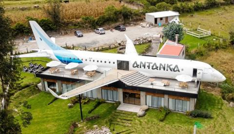 Avião Embraer 190 transformado em hotel e restaurante no Equador