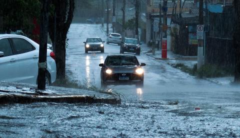 Chuva intensa atinge a Região Metropolitana do Recife