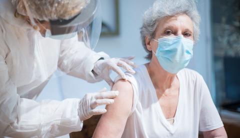 Vacina atualizada contra covid-19 passou a incluir idosos a partir de 60 anos
