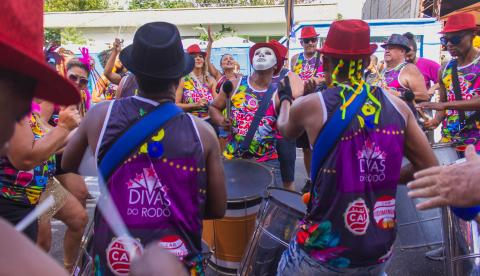 Feira das Yabás celebra a cultura afro-carioca com roda de samba e gastronomia