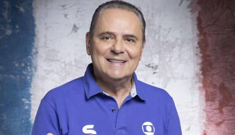 Retrato do narrador Luís Roberto com camisa polo azul da emissora