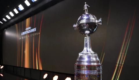 Taça da Copa Libertadores da América exposta em evento da Conmebol