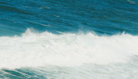 Marinha alerta para ressaca com ondas de até três metros no litoral fluminense