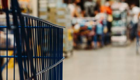 Cesta básica de alimentos em supermercado