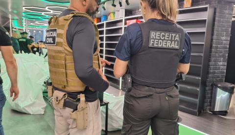 Calçados e peças de vestuário apreendidos em operação em Campina Grande